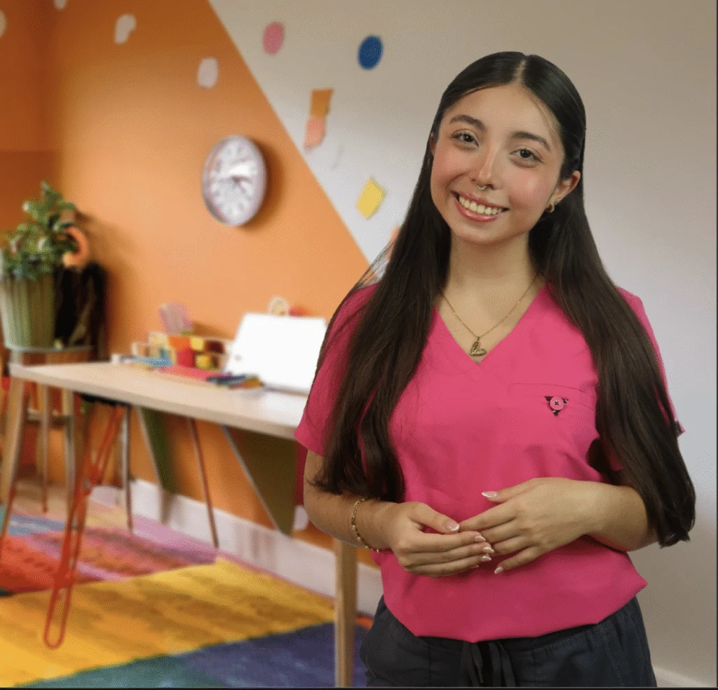 Mariana Calderón Vargas, terapeuta del lenguaje, en un espacio de atención infantil