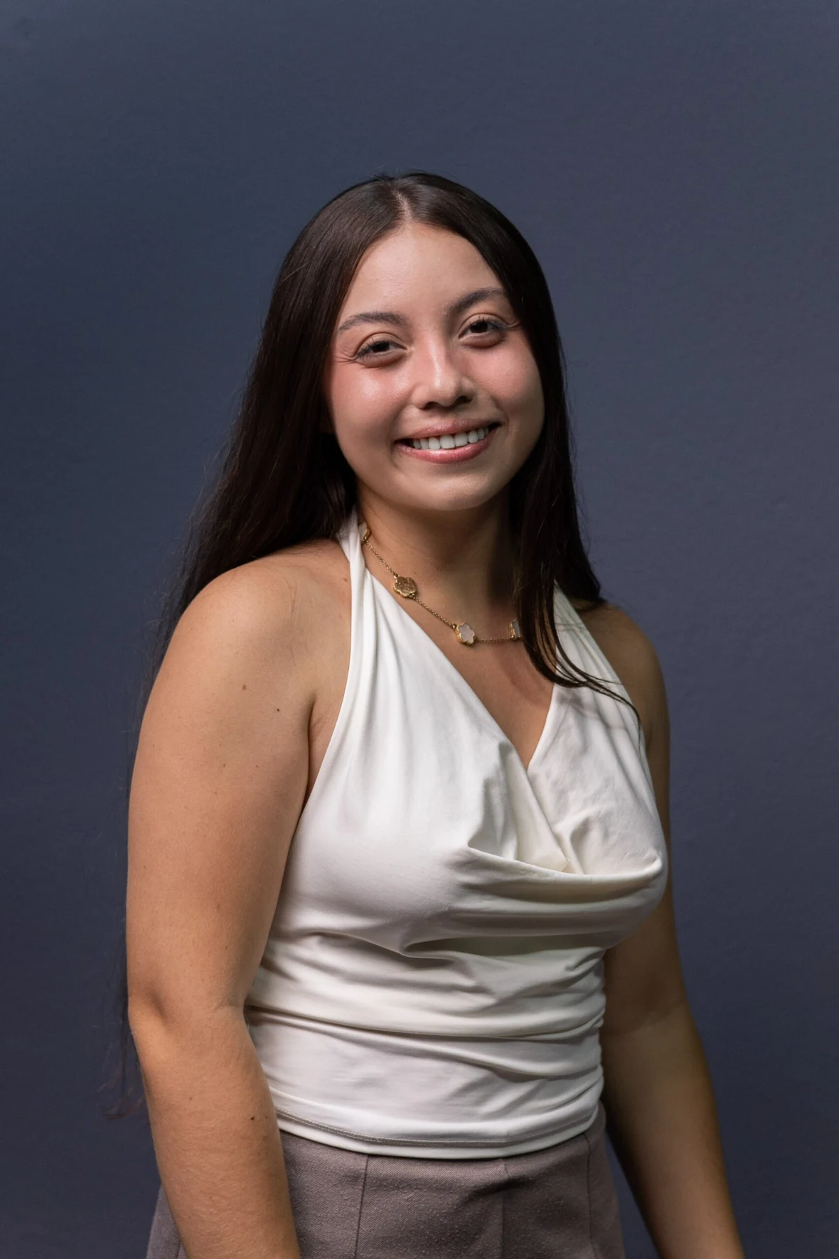 Retrato profesional de Mariana Calderón Vargas, licenciada en Terapia del Lenguaje